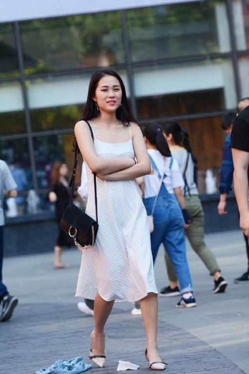 靓丽街拍: 优雅长裙美女, 下蹲捡东西时候, 我是不是该干点什么!