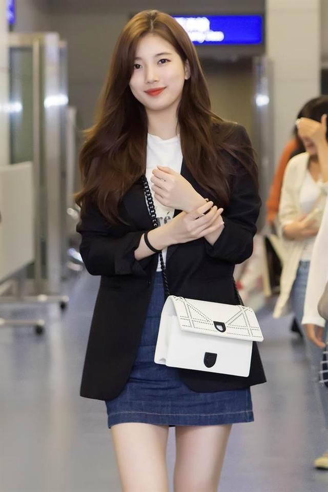 裴秀智好尴尬，黑色小西装肤白貌美像仙女，网友：腿短别拍下半身