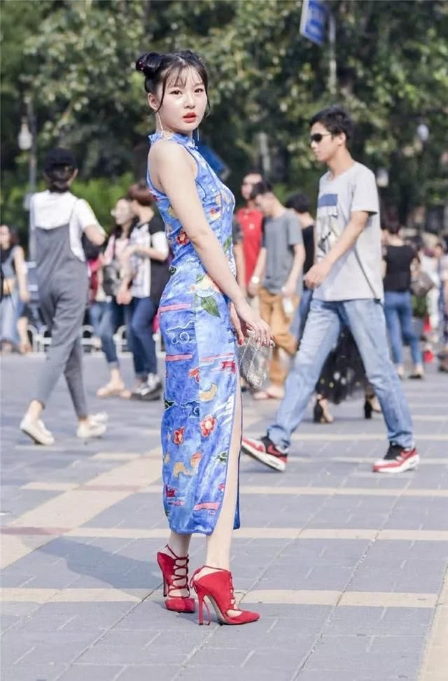 微胖美女一袭旗袍装，穿上身轻松呈现出美感，好身材一览无余!