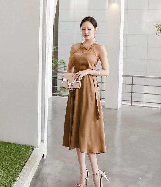 连衣裙也能把好身材完美的秀出来，浅色系还很美！