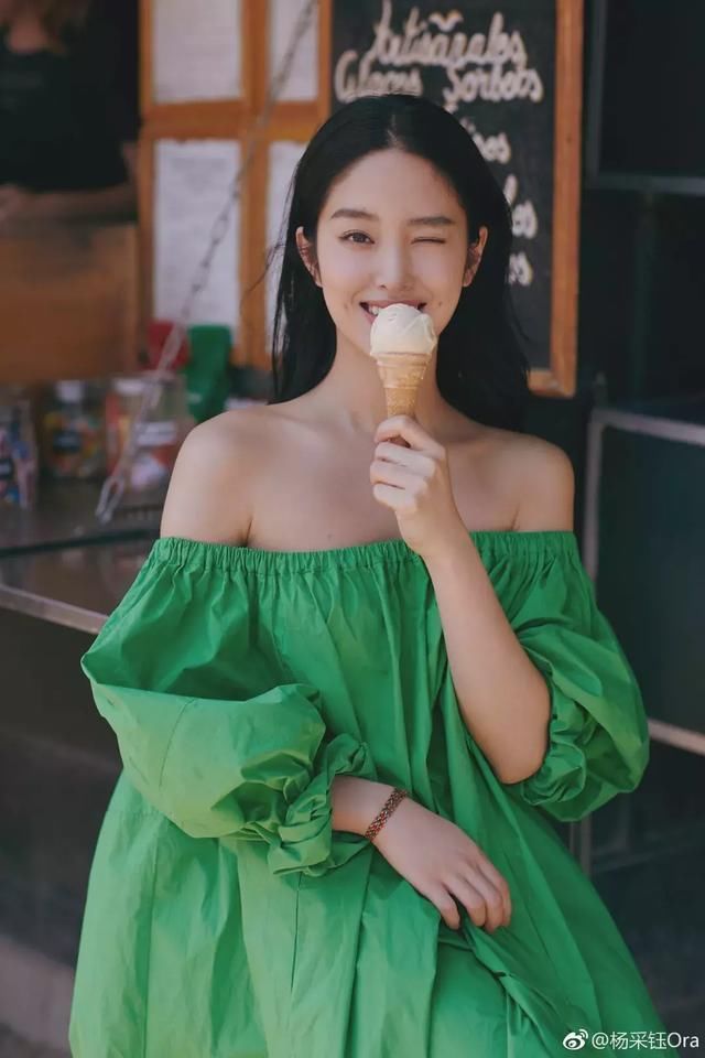 解锁天鹅颈，靠穿衣也能有!试试吴宣仪宋茜的“秀肤”穿搭