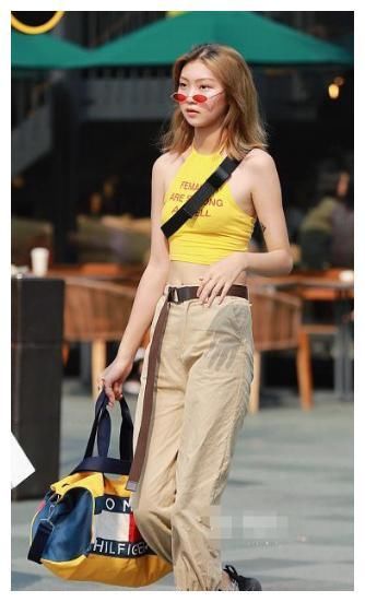 街拍：图二穿吊带小背心，让人看得蠢蠢欲动，简直就是出水芙蓉！