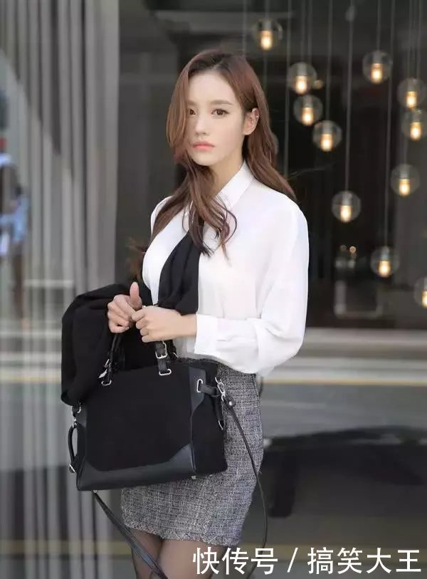 时尚街拍,小姐姐的白衬衫甜美清新,清纯唯美很招人喜欢