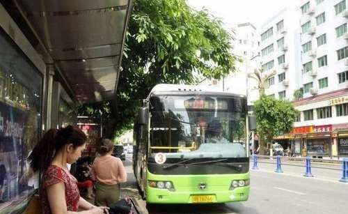  [公交车]世界上最长的公交车，整车全长30米，载客量可以跟地铁