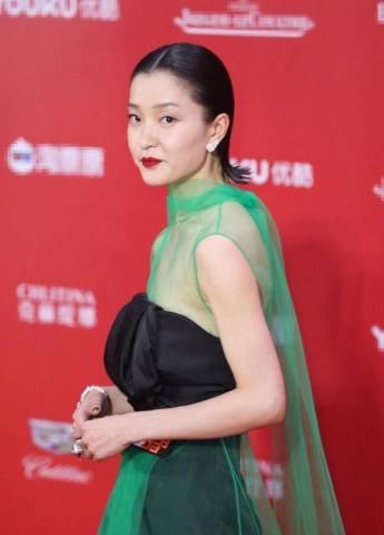 马苏和杜鹃亮相某活动，同台撞衫像姐妹花，网友：没有对比就没有