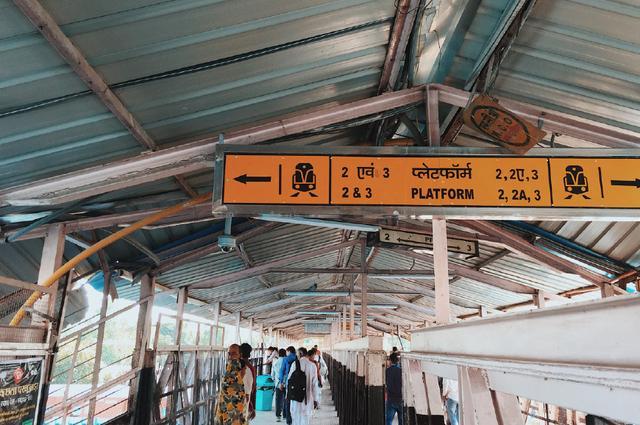  「内部」中国女孩在印度乘坐火车，实拍火车内部，来看看是什么