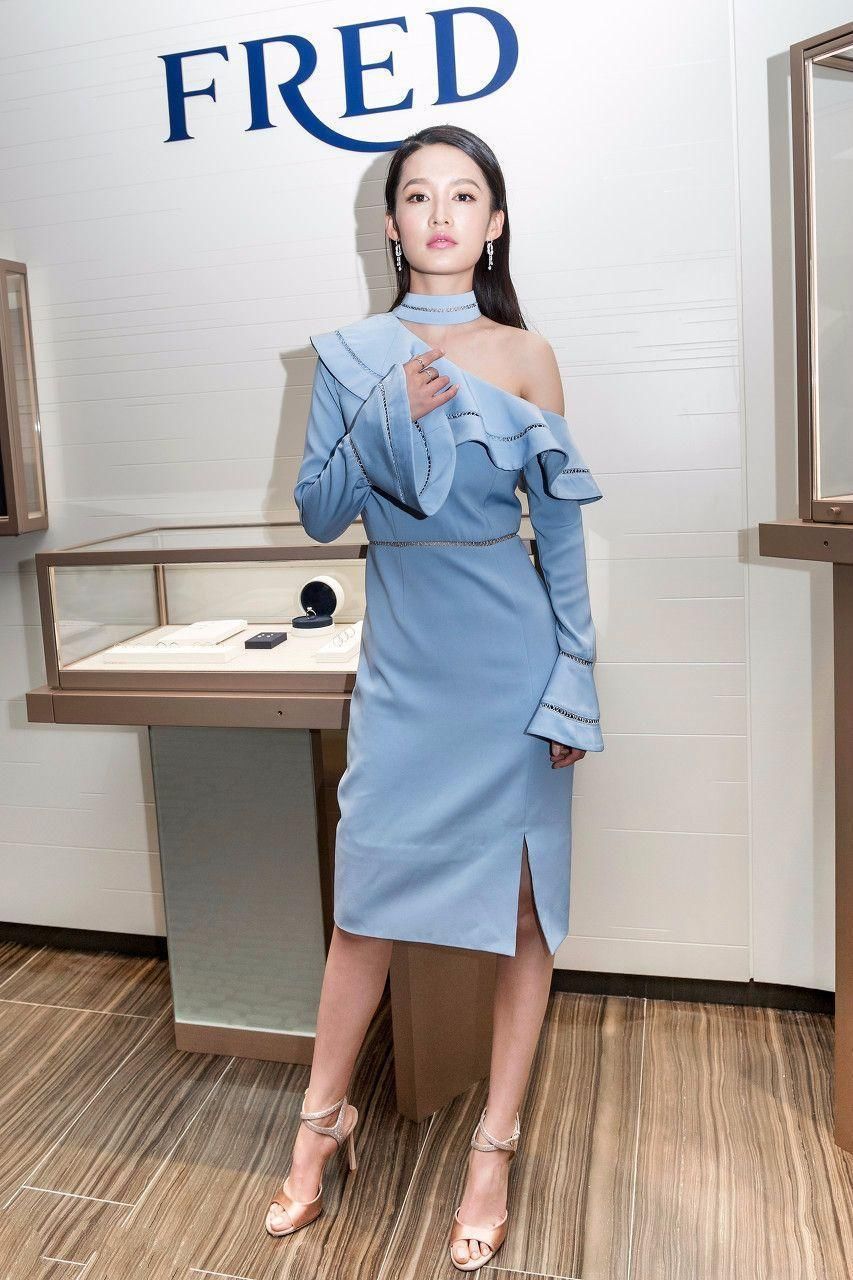 李沁下半身失踪，网友:撞脸我也认得出你了!