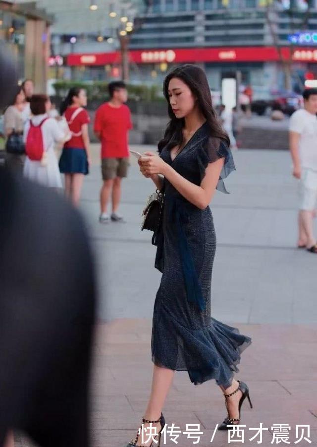  黄色|路人街拍：美女搭配黑丝元素的连衣裙，非常的成熟性感