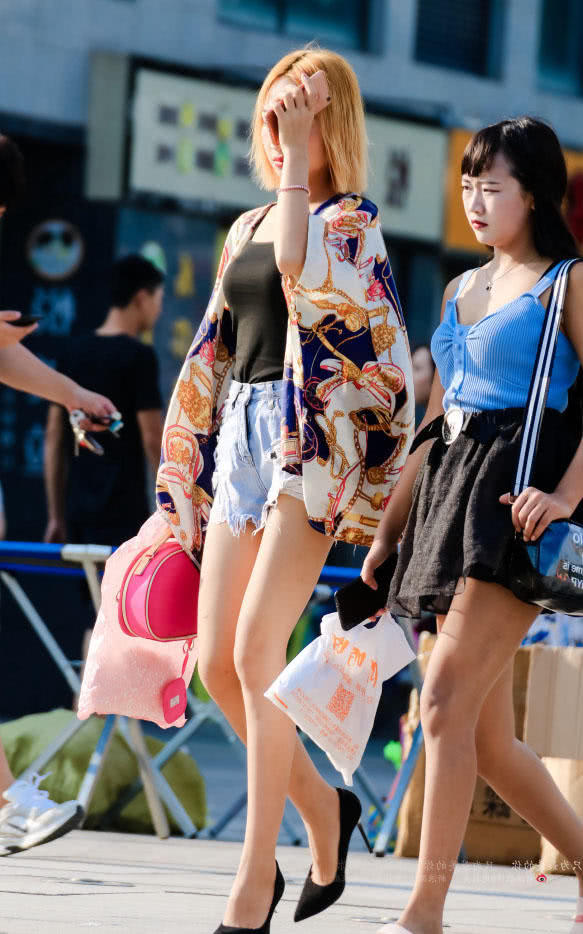 短发气质美女穿黑色吊带热裤大秀玲珑身材，上凸下翘吸睛无数