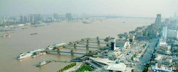 国内最大的水陆空交通枢纽城市，中国的不夜之城，直通四大洲