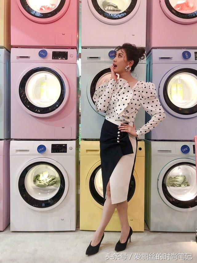 贾静雯裙子中间开叉还掉肩膀，网友：还以为是台湾哪个舞厅的歌女