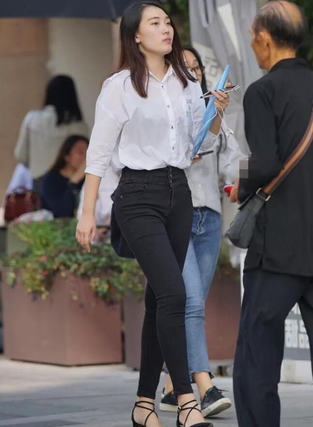  『感觉』比较宽松版白衬衣，紧身裤配搭高跟鞋子，事实上她很聪慧
