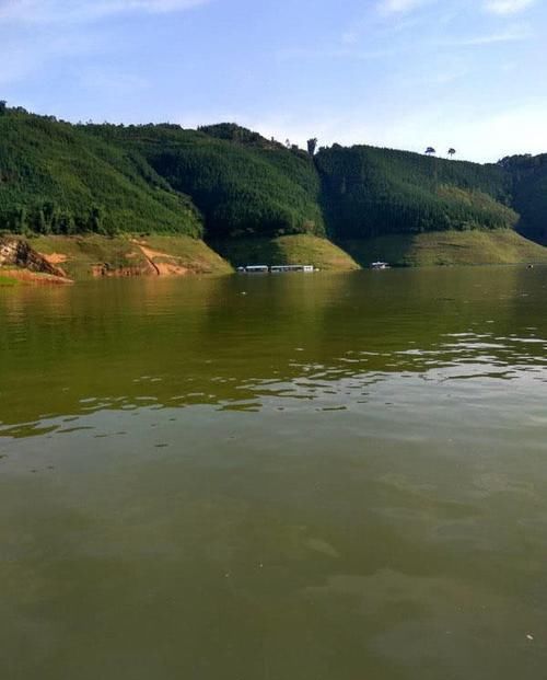  「泡沫箱」万峰湖真的是钓鱼人的天堂吗？