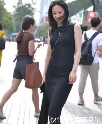  感觉：街拍：微胖身材的小姐姐，秀出青春活力范，让人心动的感觉