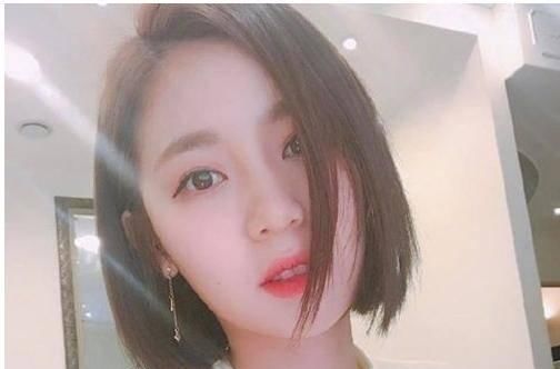  『女生』没剪过短发的女生没资格说不好看，剪完知性短发，眼睛都看直了