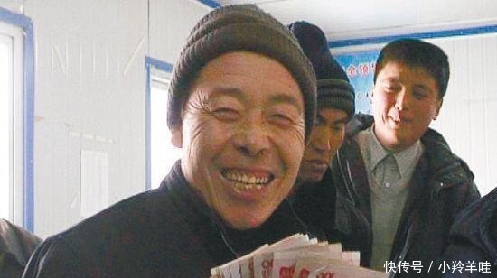 目前, 农民的账户上应该多出两笔钱, 最少1000元, 没领的找村干部
