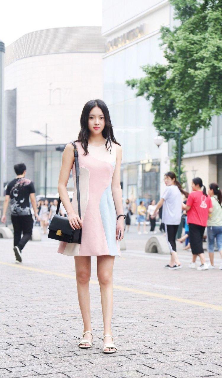 ?路人街拍：小姐姐v领秀出精致锁骨，白色短裤端庄性感