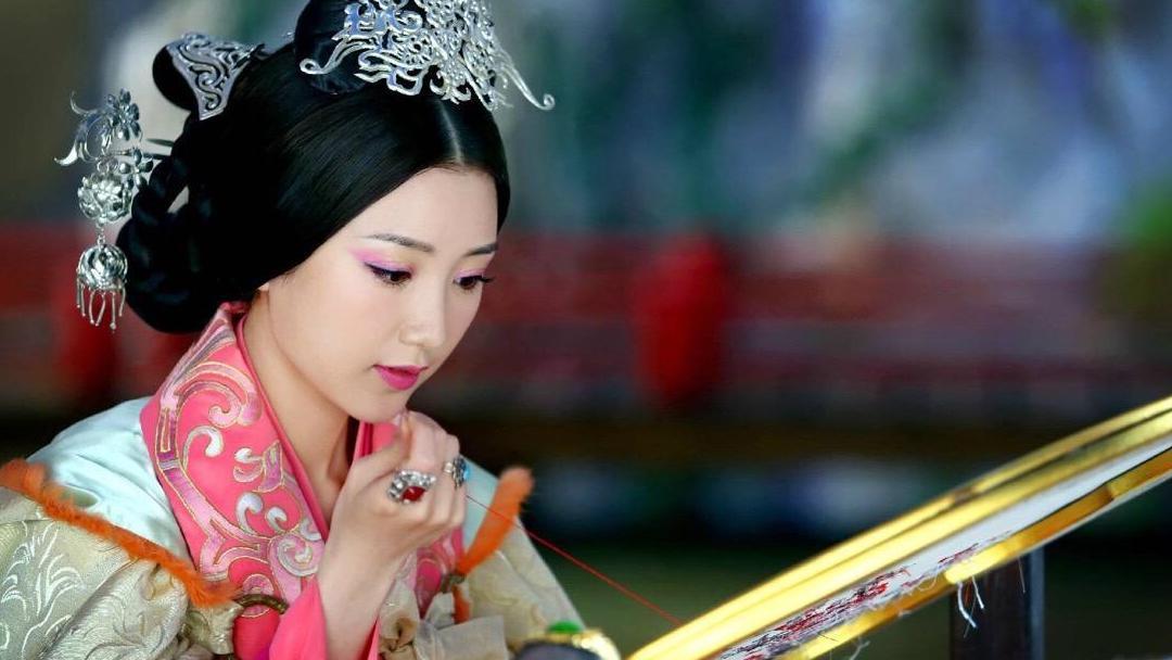 女星们为了美都很拼, 毛晓彤好像有点用力过猛了!