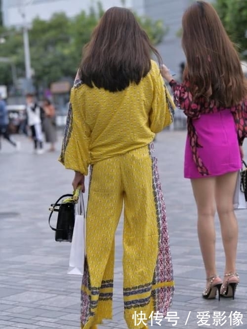 辣妈:时尚有魅力的同时,尽显东方韵味,辣妈一身“枫叶黄”街头现身