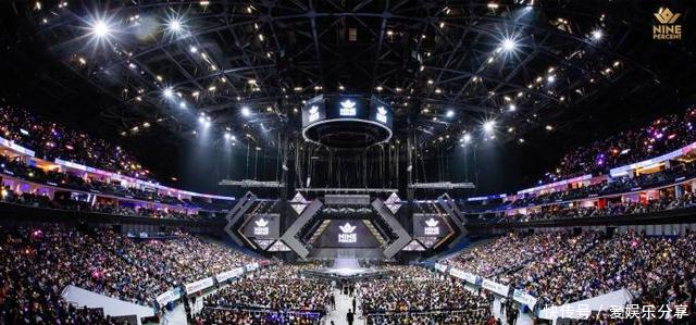 百分九少年粉丝见面会,蔡徐坤被激光笔照射眼