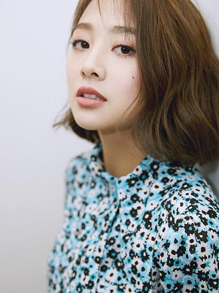 162cm金泫雅与163cm吴映洁, 穿同一条碎花裙, 搭连袜靴更显腿长!