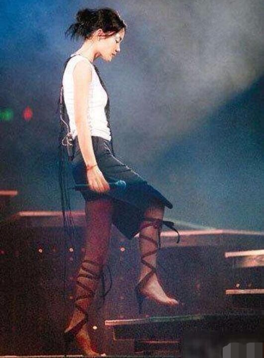 女星高跟鞋一个比一个夸张,王菲的真的不扎脚吗?