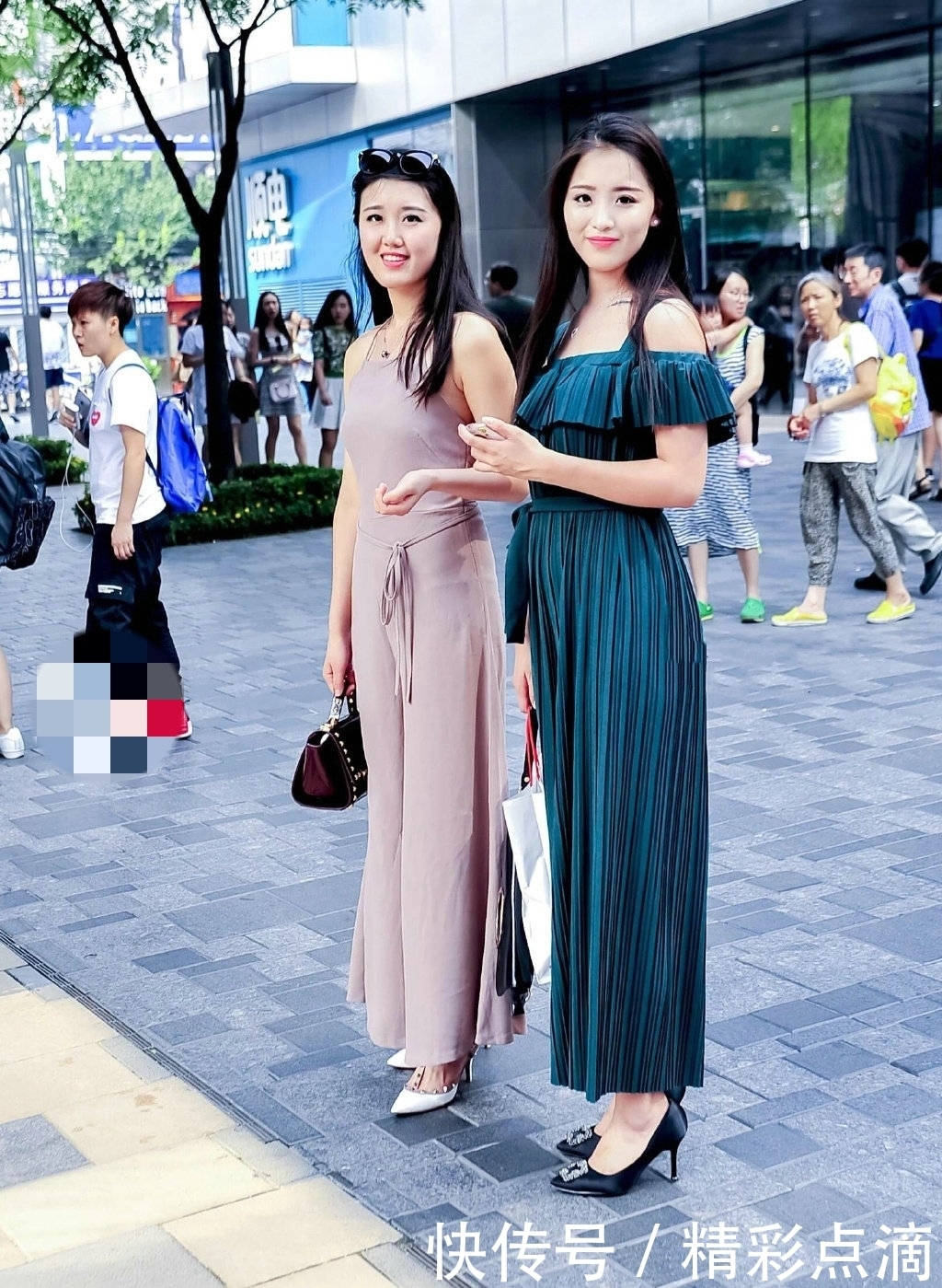 『美女』两位漂亮的美女,站立街头宛如一对姐妹花,性感优雅