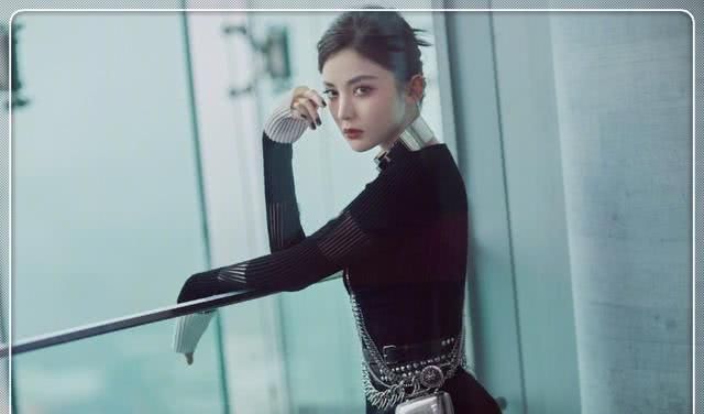 『 choker』戴choker脖子比超模还长，古力娜扎真优秀！长裙配短靴超美