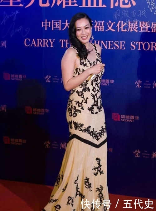 # 开叉#红衣开叉秀美背,眼神迷离妩媚十足,49岁钟丽缇“不好好穿衣”