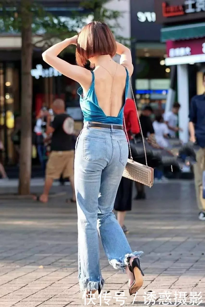 甜美小姐姐这样的服装穿搭很是诱人，紧绷的翘臀给人带来活力