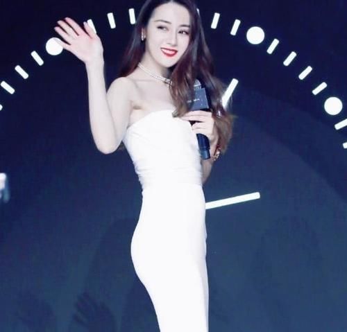 「迪丽」迪丽热巴打扮性感不失知性，看到照片后，网友：立即粉了