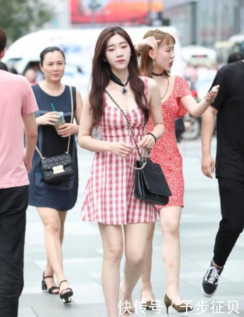  「气质」街拍：拨弄头发的美女，一袭大红色连衣裙，更显肤白貌美的气质