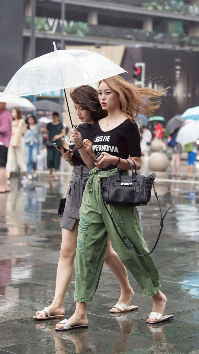 成都街拍，同样的搭配又不同的风格，你喜欢哪一位的穿搭?