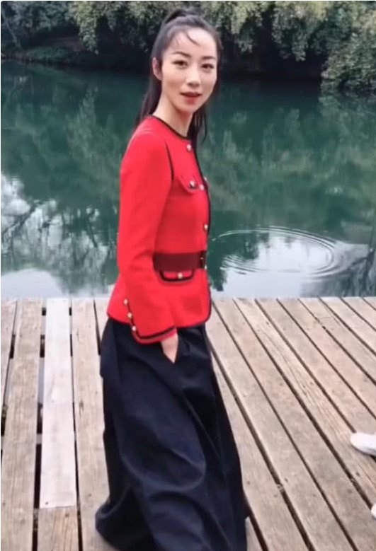 韩雪穿着能塞下5个韩雪的裤子，直接从170变成了“侏儒