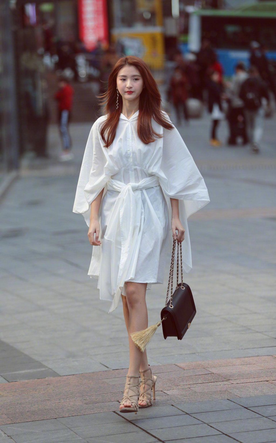 极品街拍 | 夏天的长腿美女很吸引眼球