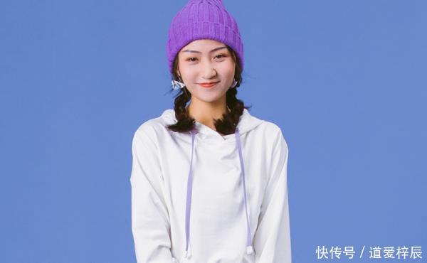 短款卫衣:这才是早春后该有的样子,卫衣+半身裙,时髦耐看接地气