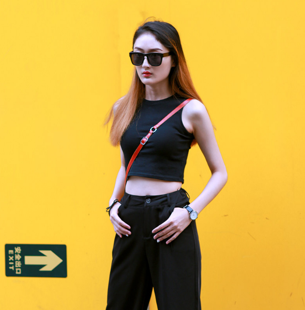 街拍：小姐姐身材较显露出香肩蛮腰，白皙的皮肤，特别的养眼！