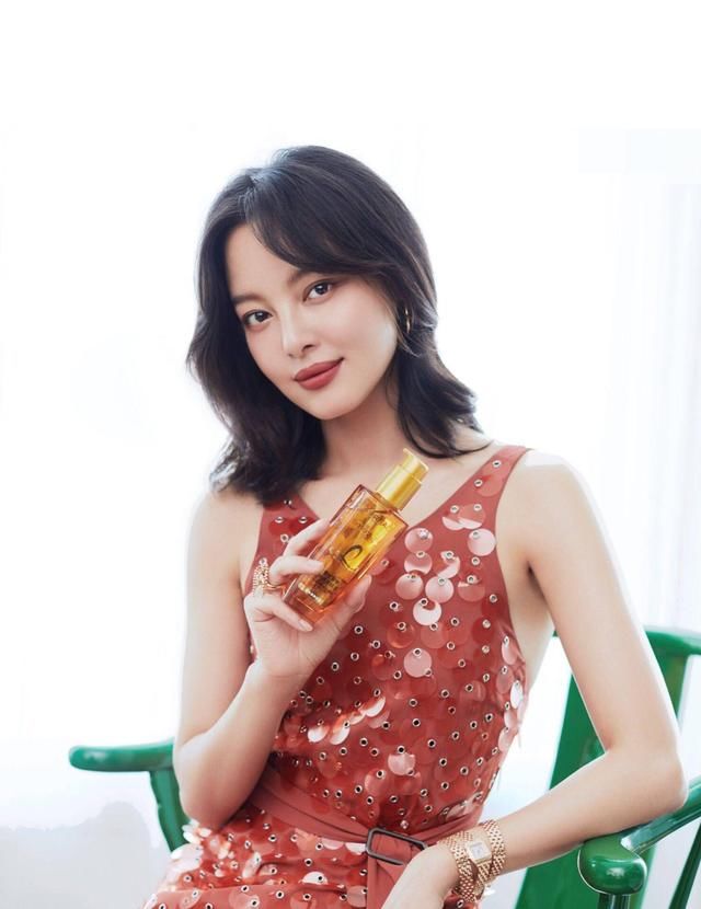 辛芷蕾又精致了几分，红唇红裙亮相，尽显辛式魅力