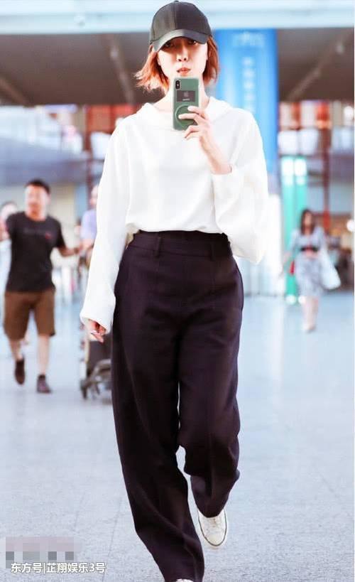 宋妍霏、王珞丹同穿白衬衫配阔腿裤，这差距原谅我不厚道地笑了！