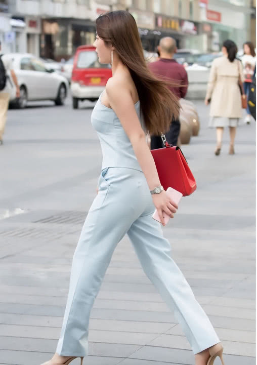 街拍：气质小姐姐白皙如美玉，傲娇小表情让人不敢碰