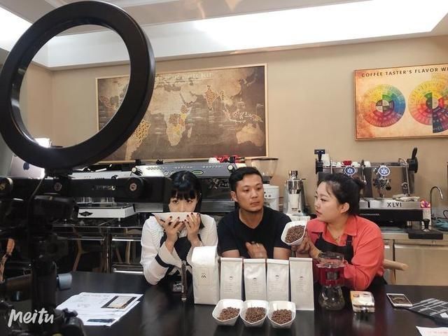  『化身』领队化身直播小姐姐 地接社成特产供货商，后疫情时代 旅游人的坚守