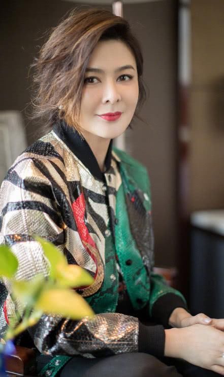 关之琳的腿有多美?惊艳时光的不仅是她的脸，美腿更是圈粉无数