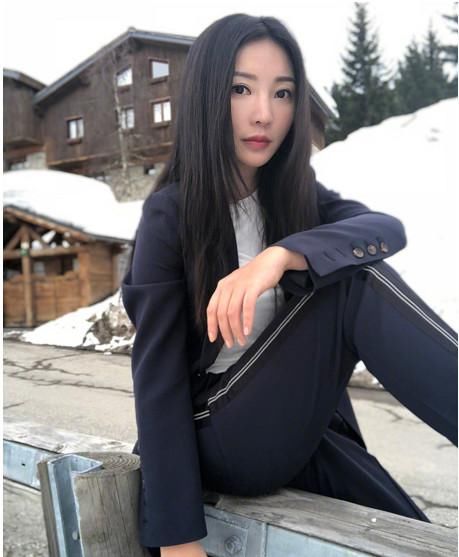 性感女神也可以hold住清纯帅气，柳岩的驭衣术了解一下？