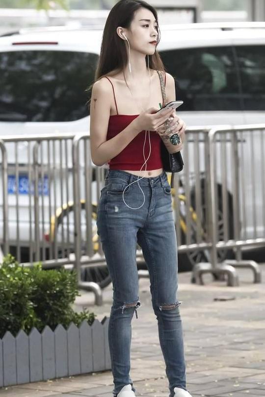 紧身牛仔、吊带衫，带来一丝小清新的感觉