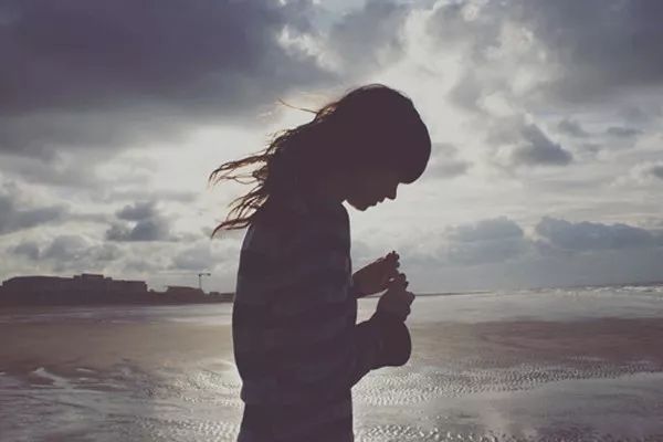 女方父母开出60万彩礼,男方拿不出来,小情侣喝