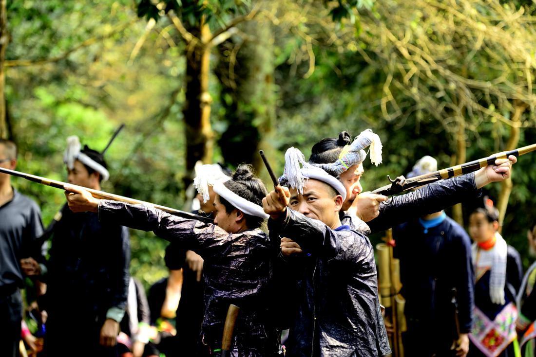 中国唯一合法持枪的村落,镰刀用来剃头,有游客到来还会开枪欢迎