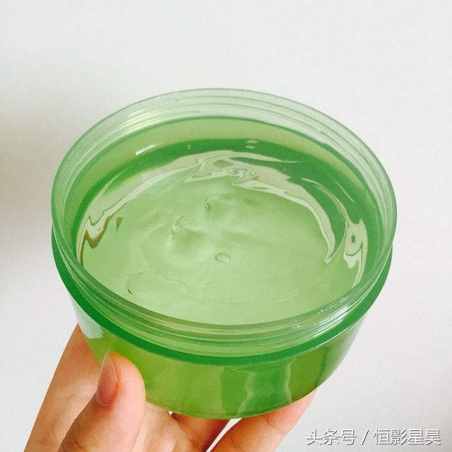 晚上睡觉前用它擦脸，久了就会发现皱纹眼袋居然消失了