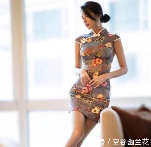 \＂l1\＂: \＂街拍穿搭要走就快点走，趁我还没舍不得！\＂}＂婀娜多姿旗袍女神