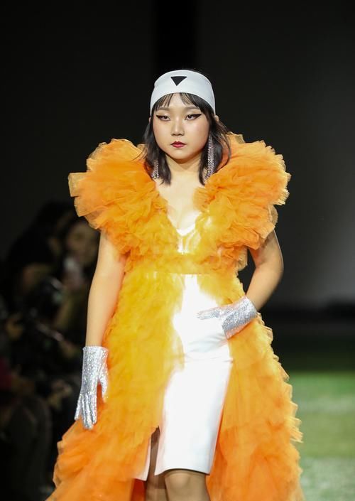  「洋子」辣目洋子没颜值没身材，却靠气质涨人气，紫色裙穿出少女魅力