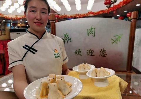 鲜奶红豆糕:六一儿童节老字号忙备童趣菜品“取悦”小朋友